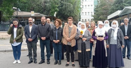 Tutuklu yakınları Diyarbakır Adliyesi önünde