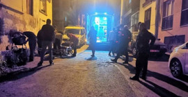 İzmir'de kucağında çocuğu bulunan kadın bıçaklandı