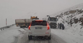 Van- Hakkari karayolundaki Güzeldere Geçidi, 'kar' ve 'tipi' nedeniyle ulaşıma kapandı