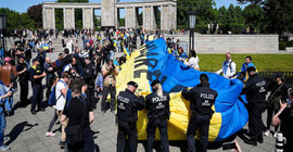 Berlin'de Zafer Günü töreninde ne Rus ne de Ukrayna bayrağına izin verilmedi, Kiev tepki gösterdi