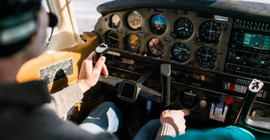 Pilot hastalandı; uçağı yolcu indirdi
