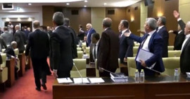 Mansur Yavaş salondan çıkmalarını istedi; AKP grubu şişe fırlattı