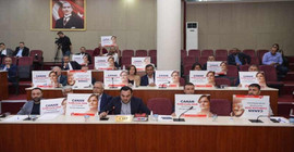 Belediye Meclisi’nde Kaftancıoğlu dövizleri açılınca AKP’liler salonu terk etti