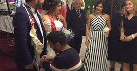 Damada yarım ekmek arası kokoreç taktı