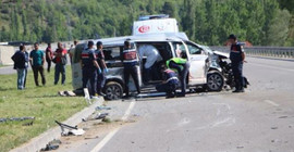 Tokat'ta işçi minibüsü ile otomobil çarpıştı: 2 ölü, 12 yaralı