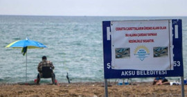 Aksu sahilinde yıkım ertelendi; tatilciler deniz kaplumbağalarının alanına yerleşti