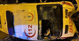 Vakaya giden ambulans kaza yaptı: 3 sağlıkçı yaralandı