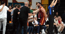 Galatasaray, Anadolu Efes'i bir kez daha mağlup etti, seriyi eşitledi
