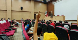 Etek giyen avukata uyarı: Biz din adamıyız masanın arkasında anlat