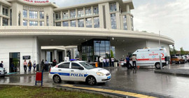 Hastasını teslim edemeyen ambulans şoföründen eylem: Kendini Sağlık Bakanlığı önünde araca kilitledi