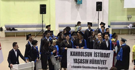 Ankara İletişim Fakültesi'nin mezuniyet töreninde tutuklanan 16 gazeteciye destek pankartı