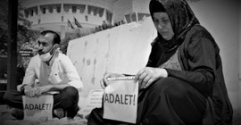 Adliye önünde adalet eylemi yapan Şenyaşar ailesi: Hakim ve savcılar değişiyor ama adalet gelmiyor