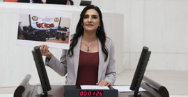 Tutuklanan gazetecilerin ‘delil’ olarak sunulan ekipmanları Meclis kürsüsünde
