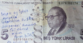 İşsiz yurttaşın 5 liralık banknota yazdığı 3 cümle: İşten çıkarıldım, fırından ekmek aldım, param bitti
