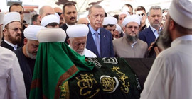 Erdoğan'ın tarikat liderinin cenazesine katılmasına hukukçulardan tepki: Yüce Divan'a gönderilmeli