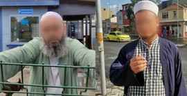 Parkta oturan çifte 'Kızlı erkekli oturamazsınız' diye saldırdılar