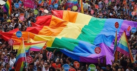 Saçı pembe diye alınan Mika, geri gönderme merkezini anlattı: Üç kişi şampuan içti kurtulmak için
