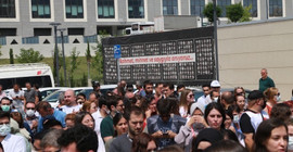Sağlık çalışanları bakanlık önünde Fahrettin Koca'yı istifaya çağırdı