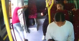 Seyir halindeki minibüsün açık kapısından düşen yolcu öldü