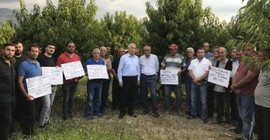 Meyve üreticileri fabrikanın belirlediği taban fiyatı protesto etti