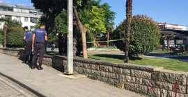 Parkta oturan baba ve oğlu silahlı saldırıya uğradı