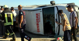 Manisa'da tarım işçilerini taşıyan minibüs devrildi: 1'i ağır, 21 yaralı