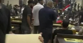 Irak'ta Sadr yanlısı bir grup bariyerleri aşarak parlamento binasını bastı