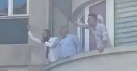 TÜRK-İŞ yöneticisinden işçilere el hareketi ile hakaret