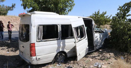 Urfa'da işçi servis minibüsü devrildi: 18 yaralı