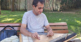 Yarım asırlık kanun ustası parkta çalıyor: Çok zorluk çektik