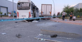 Fabrika işçilerinin taşındığı servis midibüsü ile TIR çarpıştı: 1 ölü, 25 yaralı