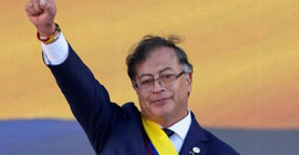 Kolombiya'nın ilk solcu lideri yemin ederek görevine başladı