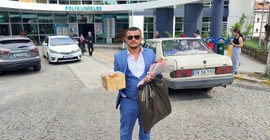 Hastanede olay çıkarıp açığa alınan uzman çavuş, çiçek ve pastayla özür diledi