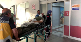 Baba ve 2 oğlu, evlerinin önünde otururken silahlı saldırıya uğradı