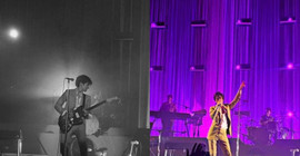 Arctic Monkeys üyelerine Türkiye’de bakkal saldırısı