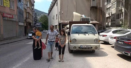 Ev sahibinin evden çıkardığı aile 3 çocukla sokakta kaldı: Parkta yaşıyorlar