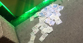 ATM’ye yüklenen fazla para yola saçıldı