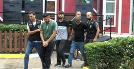 Tacizi savunan baba, şikayetçi ailelere satır ve silahla saldırdı