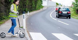 Kiralık scooter kullananlar gece fosforlu yelek giyecek