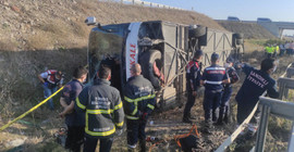 Yolcu otobüsü şarampole devrildi: 1 ölü, 30 yaralı