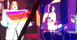 Şarkıcı Reyhan Karaca da sahnede LGBTİ+ bayrağı açtı