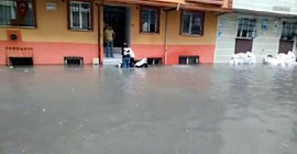 İstanbul'da sağanak yağış: İnsanlar kafelere sığındı