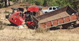 Çiftçilerin traktörü devrildi: 1 ölü, 8 yaralı