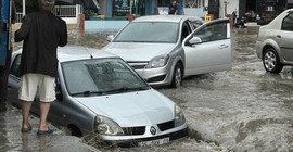 İzmir'de sağanak yağış etkili oldu: Ev ve iş yerlerini su bastı