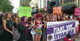 Kadıköy'de bir araya gelen kadınlar şarkıcı Gülşen Çolakoğlu'nun serbest bırakılmasını istedi