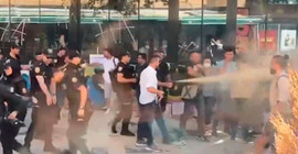 Polisten bakanlığa yürümek isteyen öğretmenlere biber gazı