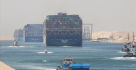 Süveyş Kanalı'nda petrol tankeri karaya oturdu