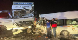 Sivas'ta minibüs ile kamyon çarpıştı: 8 ölü, 9 ağır yaralı