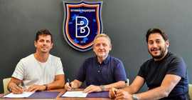 Emre Belözoğlu 2 yıl daha Başakşehir'de