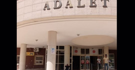 'Adalet tabelası altında ağıtlar yakıp adalet talep eden bir anne var'
